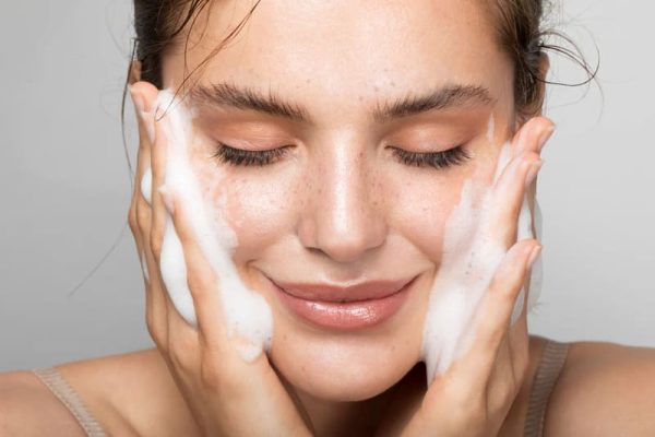 Vì sao rửa mặt bằng sữa rửa mặt lại khiến da nổi mụn